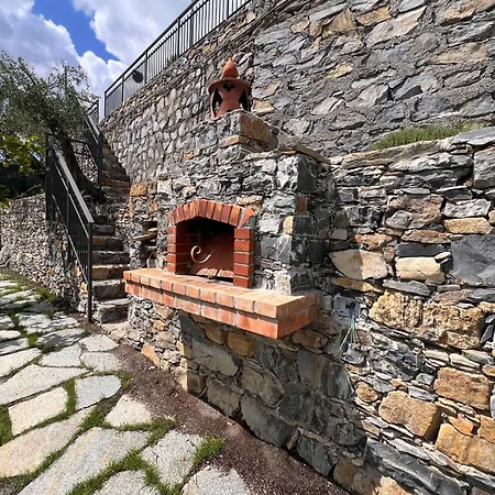 La Casa In Pietra, In Front Of Motorway, Perfect For Road Trips, With Private Parking Appartement *